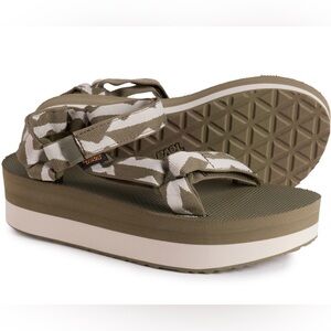 NEW w/ BOX!! Teva Women's Flatform Universal Sandal Olive Platform size 6